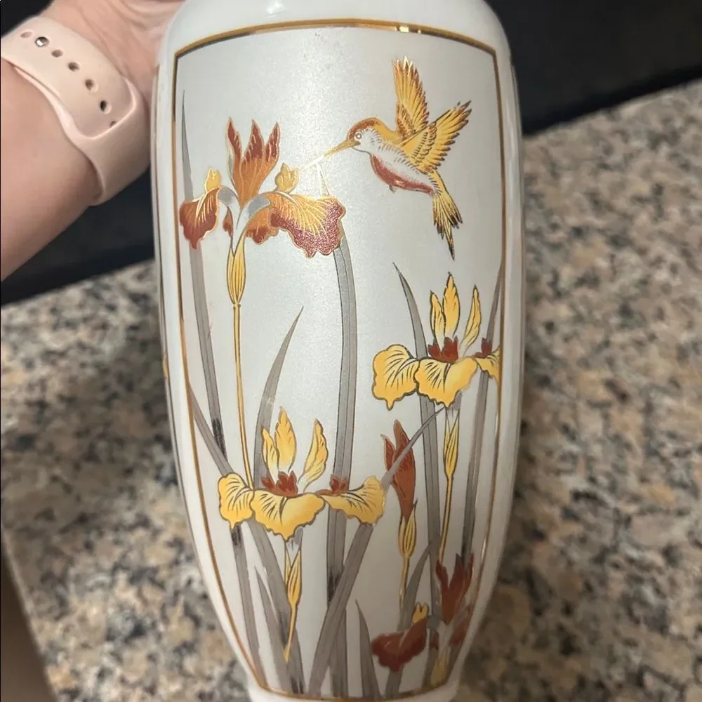 Beautiful Vintage Chokin Art 1987 White Vase in Hummingbird & Flowers Japan